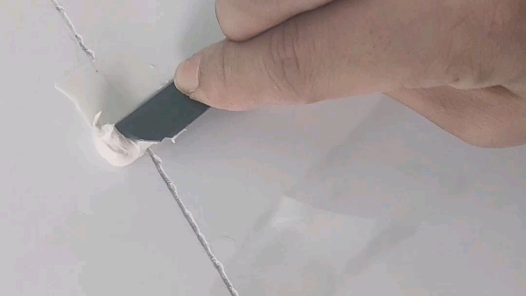 瓷砖弄坏了怎么修补好(瓷砖弄坏了怎么修补好一点)